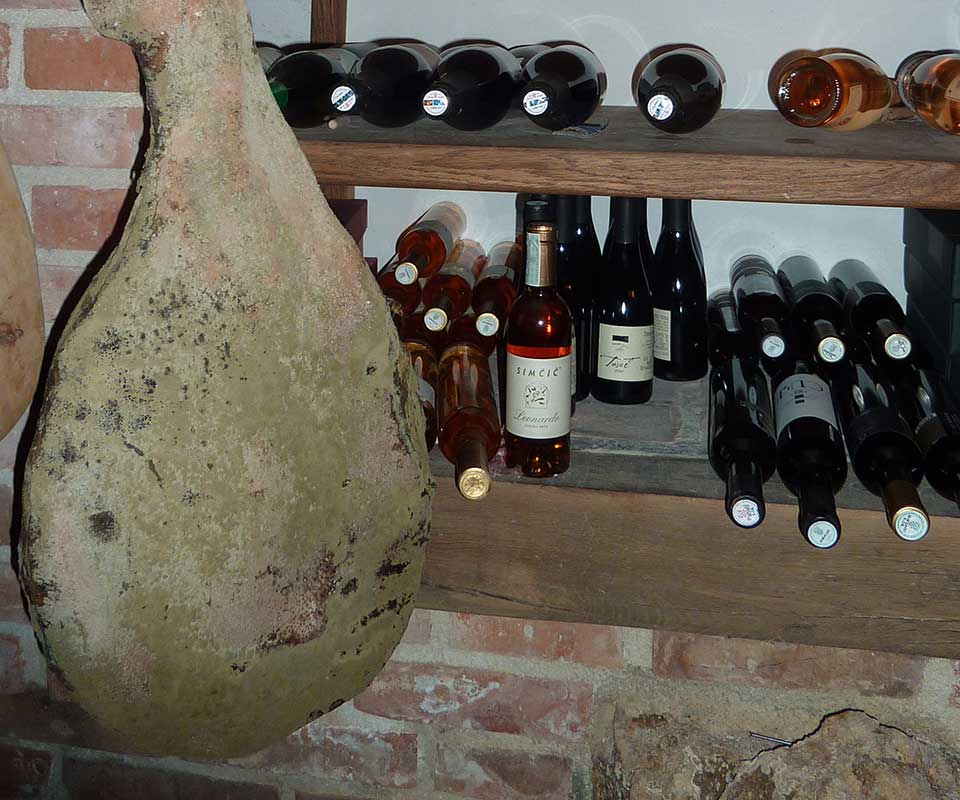 Dalmatinische Konoba mit Prosciutto und Wein