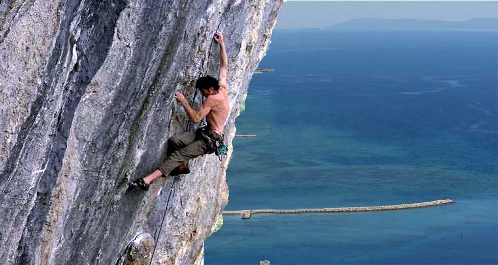 Extremes Klettern auf den Klippen über Omiš